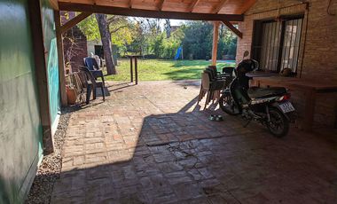 VENTA - Casa de cuatro dormitorios con COCHERA, PILETA y amplio jardín.