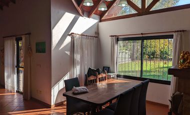 VENTA - Casa de cuatro dormitorios con COCHERA, PILETA y amplio jardín.