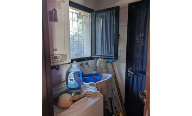 VENTA - Casa de cuatro dormitorios con COCHERA, PILETA y amplio jardín.