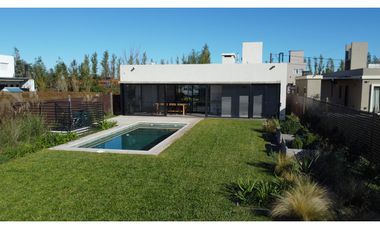 VENTA. Casa de 3 dormitorios - Barrio Las Tardes Roldán.