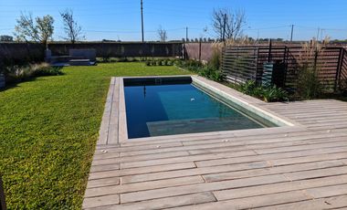 VENTA. Casa de 3 dormitorios - Barrio Las Tardes Roldán.