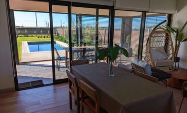 VENTA. Casa de 3 dormitorios - Barrio Las Tardes Roldán.