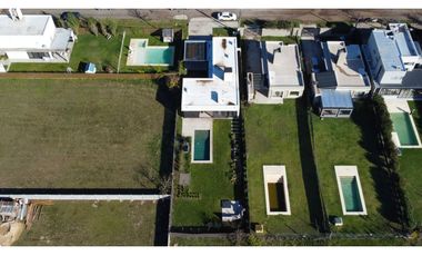 VENTA. Casa de 3 dormitorios - Barrio Las Tardes Roldán.