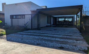 VENTA. Casa de 3 dormitorios - Barrio Las Tardes Roldán.