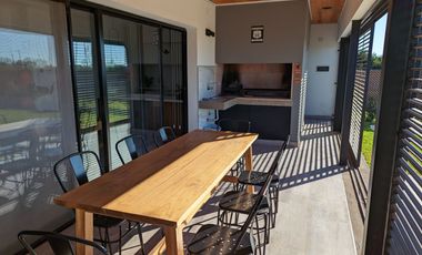 VENTA. Casa de 3 dormitorios - Barrio Las Tardes Roldán.