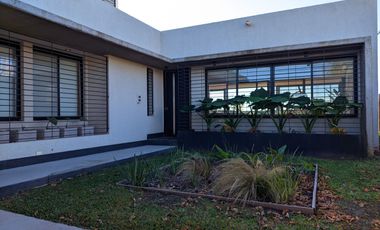 VENTA. Casa de 3 dormitorios - Barrio Las Tardes Roldán.