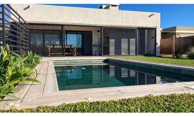 VENTA. Casa de 3 dormitorios - Barrio Las Tardes Roldán.