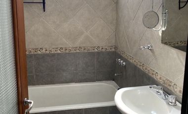 VENTA CASA DE PLANTA ALTA dos dormitorios RUEDA 953. (San Martín), Patio. Terraza exclusiva.