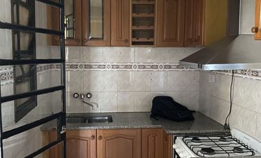 VENTA CASA DE PLANTA ALTA dos dormitorios RUEDA 953. (San Martín), Patio. Terraza exclusiva.