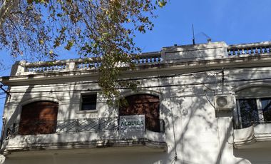 VENTA CASA DE PLANTA ALTA dos dormitorios RUEDA 953. (San Martín), Patio. Terraza exclusiva.