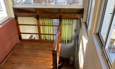 VENTA CASA DE PLANTA ALTA dos dormitorios RUEDA 953. (San Martín), Patio. Terraza exclusiva.