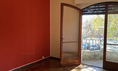 VENTA CASA DE PLANTA ALTA dos dormitorios RUEDA 953. (San Martín), Patio. Terraza exclusiva.