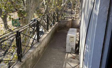 VENTA CASA DE PLANTA ALTA dos dormitorios RUEDA 953. (San Martín), Patio. Terraza exclusiva.