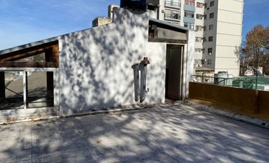 VENTA CASA DE PLANTA ALTA dos dormitorios RUEDA 953. (San Martín), Patio. Terraza exclusiva.