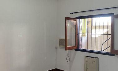 VENTA CASA DE PLANTA ALTA dos dormitorios RUEDA 953. (San Martín), Patio. Terraza exclusiva.