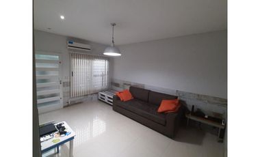 Departamento tipo casa al contrafrente de 4 ambientes con 2 baños, jardin, quincho y parrilla ,