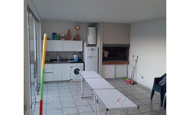 Departamento tipo casa al contrafrente de 4 ambientes con 2 baños, jardin, quincho y parrilla ,