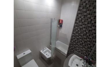 Departamento tipo casa al contrafrente de 4 ambientes con 2 baños, jardin, quincho y parrilla ,