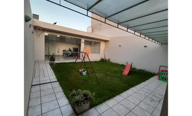 Departamento tipo casa al contrafrente de 4 ambientes con 2 baños, jardin, quincho y parrilla ,