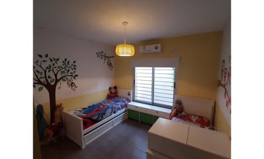 Departamento tipo casa al contrafrente de 4 ambientes con 2 baños, jardin, quincho y parrilla ,