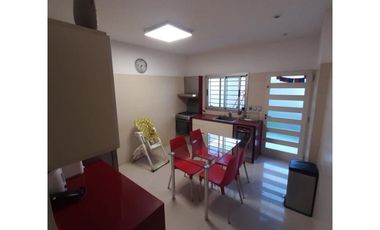 Departamento tipo casa al contrafrente de 4 ambientes con 2 baños, jardin, quincho y parrilla ,