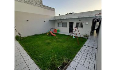 Departamento tipo casa al contrafrente de 4 ambientes con 2 baños, jardin, quincho y parrilla ,