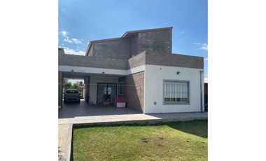 CASA EN VENTA EN ROLDAN. BARRIO LAS ACEQUIAS. FAMATINA 1709. 4 DORMITORIOS. RETASADA USD90.000