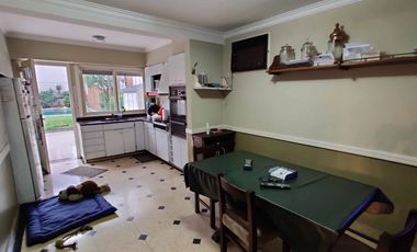 Casa 6 ambientes con fondo y piscina