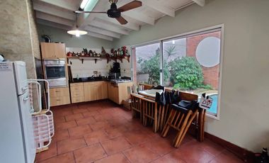 Casa 6 ambientes con fondo y piscina