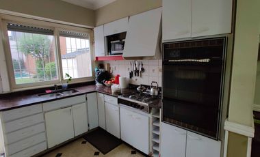 Casa 6 ambientes con fondo y piscina