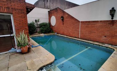 Casa 6 ambientes con fondo y piscina