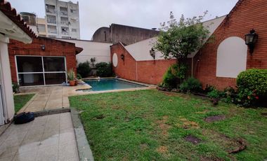 Casa 6 ambientes con fondo y piscina