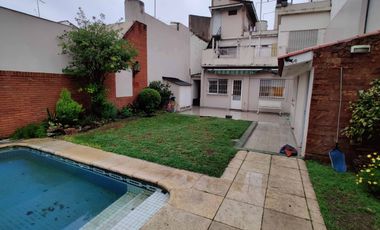 Casa 6 ambientes con fondo y piscina