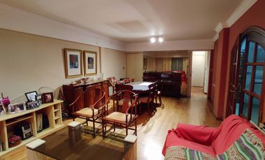 Casa 6 ambientes con fondo y piscina