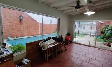 Casa 6 ambientes con fondo y piscina