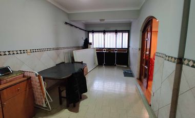 Casa 6 ambientes con fondo y piscina