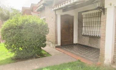 Casa en barrio Fisherton, sobre Av. Córdoba. (Ideal comercial)