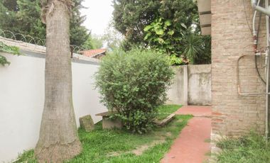 Casa en barrio Fisherton, sobre Av. Córdoba. (Ideal comercial)