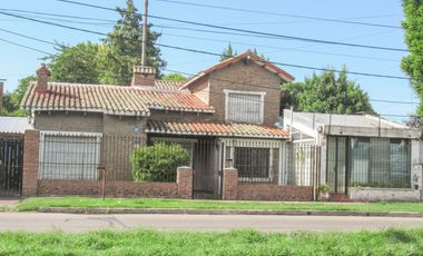 Casa en barrio Fisherton, sobre Av. Córdoba. (Ideal comercial)