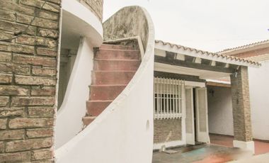 Casa en barrio Fisherton, sobre Av. Córdoba. (Ideal comercial)