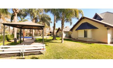 Casa quinta en Roldán, barrio Los Olmos.