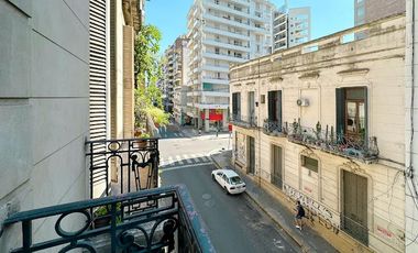 Hermosa casa  planta alta, balcón, 4 dormitorios, cochera, terraza 220 m2