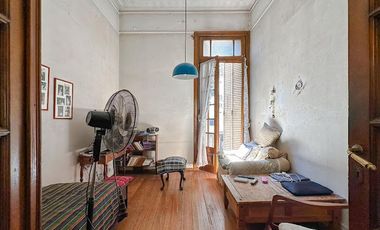 Hermosa casa  planta alta, balcón, 4 dormitorios, cochera, terraza 220 m2