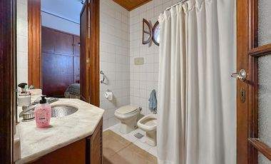 Hermosa casa  planta alta, balcón, 4 dormitorios, cochera, terraza 220 m2