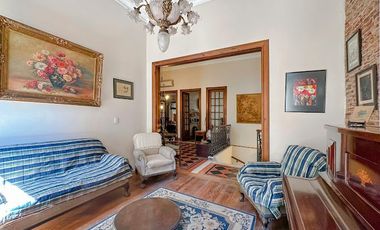 Hermosa casa  planta alta, balcón, 4 dormitorios, cochera, terraza 220 m2