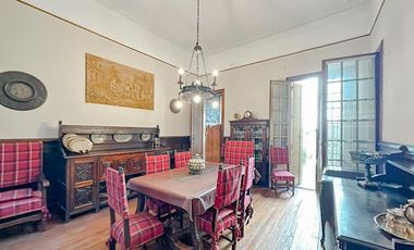 Hermosa casa  planta alta, balcón, 4 dormitorios, cochera, terraza 220 m2