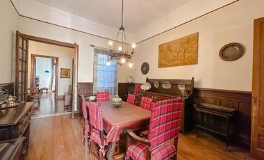 Hermosa casa  planta alta, balcón, 4 dormitorios, cochera, terraza 220 m2