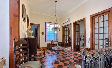 Hermosa casa  planta alta, balcón, 4 dormitorios, cochera, terraza 220 m2