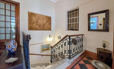 Hermosa casa  planta alta, balcón, 4 dormitorios, cochera, terraza 220 m2