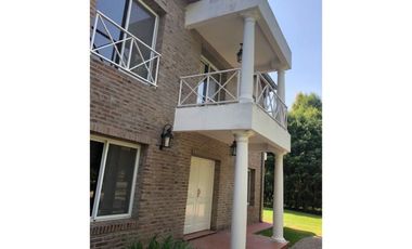 CASA EN VENTA COUNTRY LOS ALAMOS LOTE ESQUINA 1000 m2. 4 Dormitorios. Excelente!